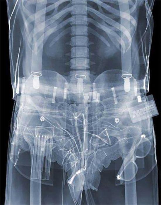 別想走私！直擊現(xiàn)在安檢機(jī)到底多厲害
